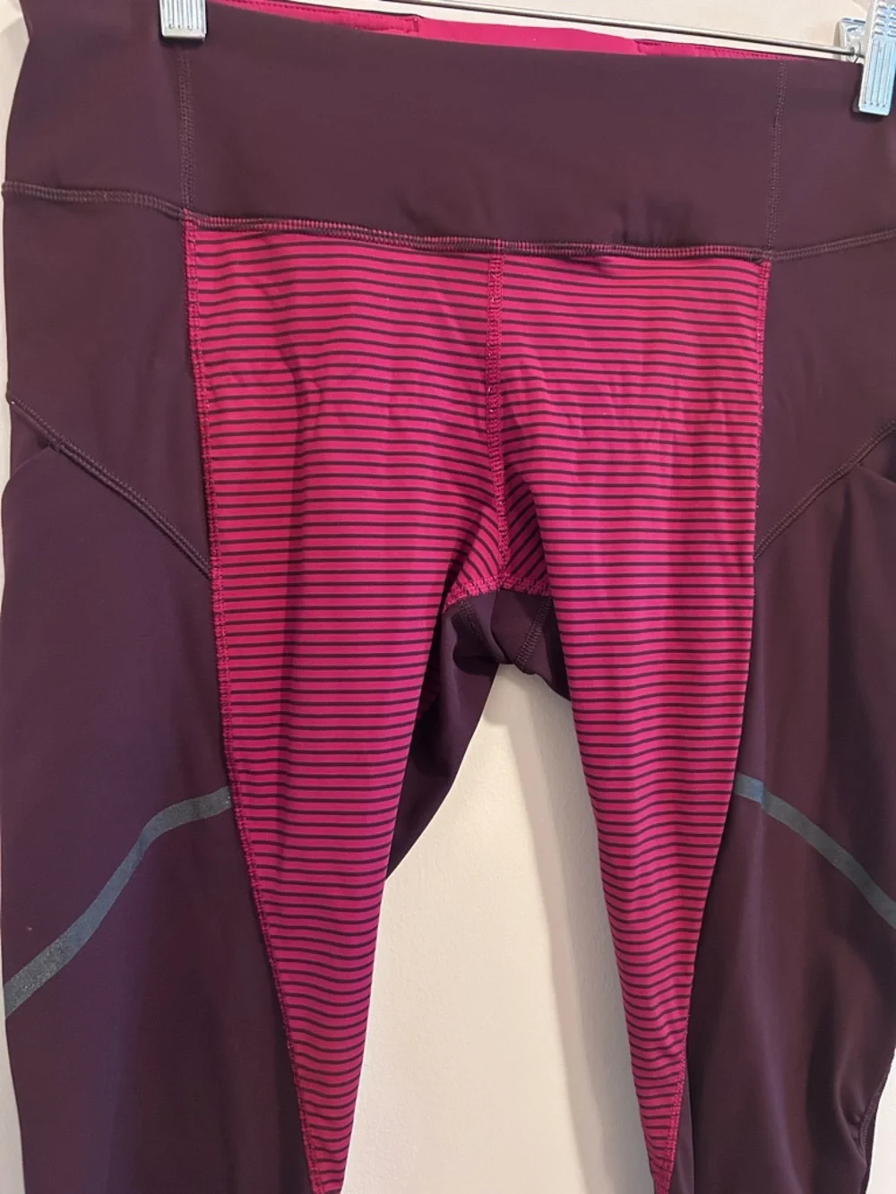 Lululemon Hop To It Crop in Bordeaux‎ Drama & Hyper Stripe Bumble Berry